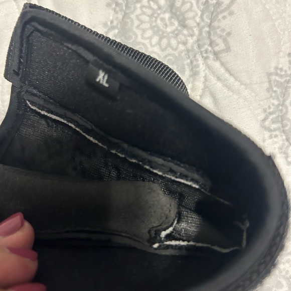 Black Tactical Gloves with Hard Knuckle Protection and Velcro Closure - Picture 3 of 5